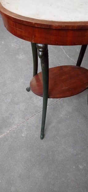 Table de salon en acajou et placage d'acajou.

Pose...