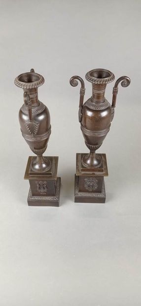 Paire de vases fuseaux en bronze à patine...