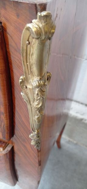 Petite commode d'entre-deux, galbée en façade,...