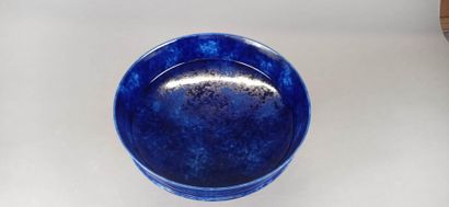 SEVRES

Coupe en porcelaine bleue poudrée.

Datée...
