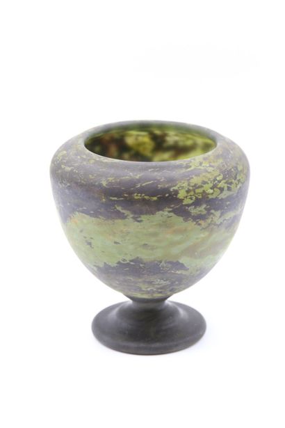 DAUM, Nancy.

Vase en verre marmoréen vert,...