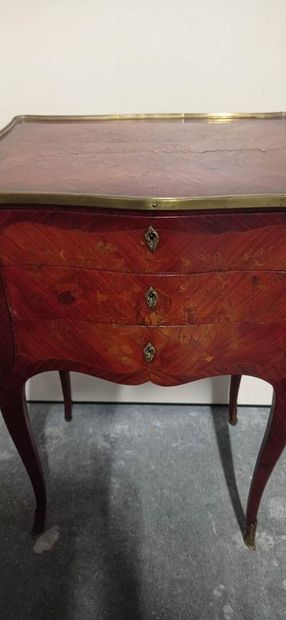 Table de salon, toute face en bois de placage....