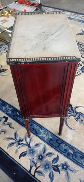 Chest of drawers, all faces in mahogany and...