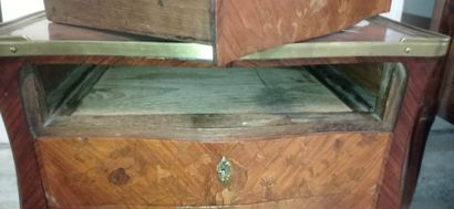 Table de salon, toute face en bois de placage....