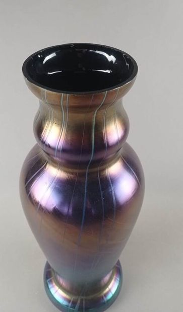 Vase balustre en verre irisé à décor de filets.

A...