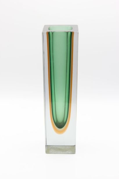 MURANO,

Vase de forme rectangulaire en verre...