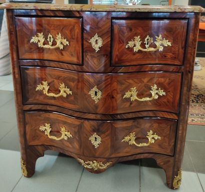 Commode à beau galbe en façade en placage...