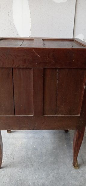Petite commode d'entre-deux, galbée en façade,...