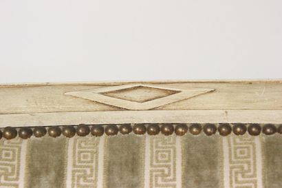 Paire de fauteuils en bois réchampi à décor...