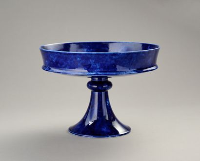 SEVRES

Coupe en porcelaine bleue poudrée.

Datée...