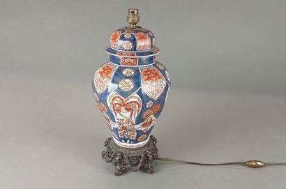 IMARI

Potiche couverte en porcelaine polychrome,...