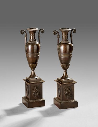 Paire de vases fuseaux en bronze à patine...