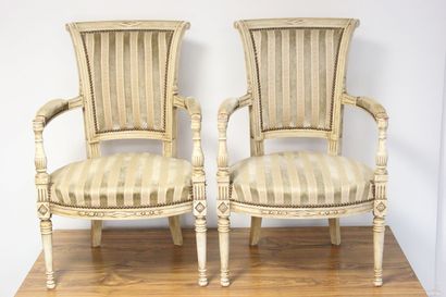 Paire de fauteuils en bois réchampi à décor...
