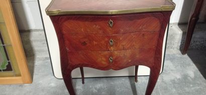 Table de salon, toute face en bois de placage....