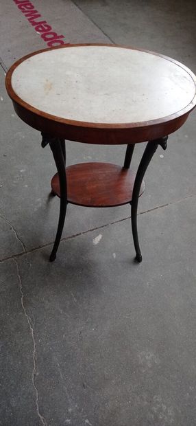 Table de salon en acajou et placage d'acajou.

Pose...