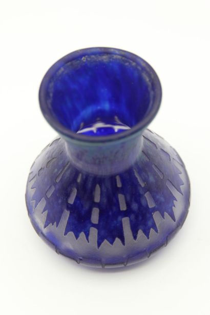 LE VERRE FRANCAIS.

Petit vase en verre marmoréen...