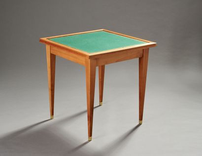 Table à jeux en merisier massif formant table...