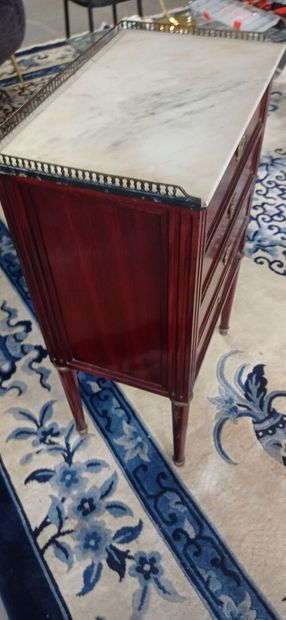 Chest of drawers, all faces in mahogany and...