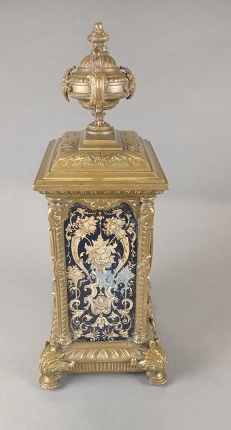 Pendule borne en bronze doré. 

Chaque face...