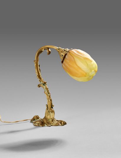 Lampe de bureau.

Le pied de forme mouvementé...
