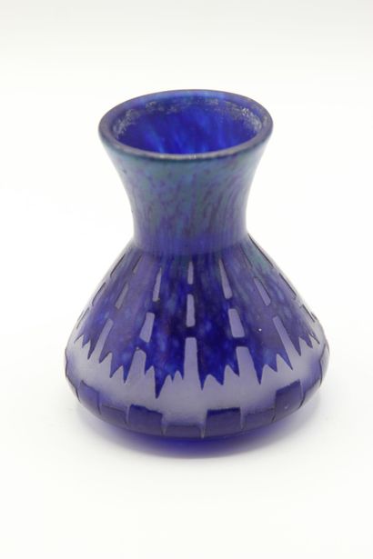 LE VERRE FRANCAIS.

Petit vase en verre marmoréen...