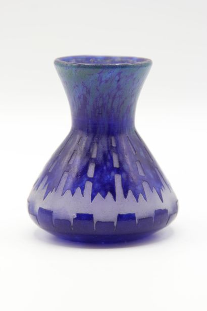 LE VERRE FRANCAIS.

Petit vase en verre marmoréen...