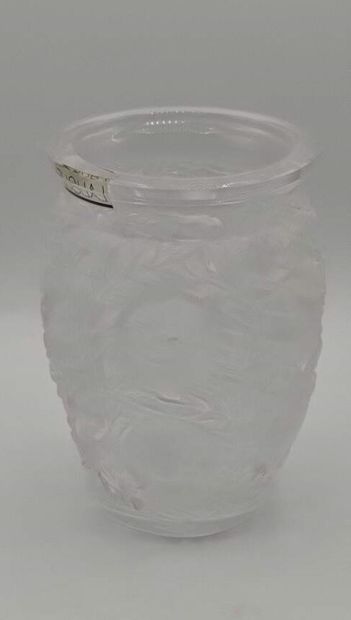 LALIQUE, France. 

Vase en cristal moulé-pressé.

Décor...