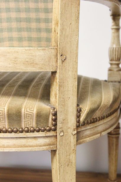 Paire de fauteuils en bois réchampi à décor...