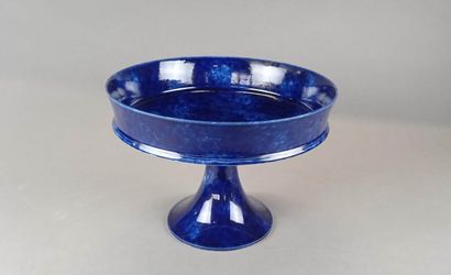 SEVRES

Coupe en porcelaine bleue poudrée.

Datée...