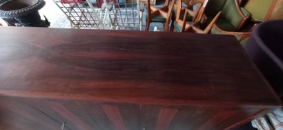 Importante enfilade en placage de palissandre...
