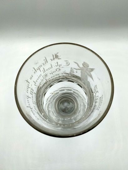 POLOGNE

Grand verre gravé et facetté à décor...