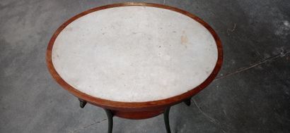 Table de salon en acajou et placage d'acajou.

Pose...