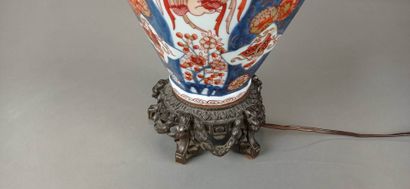 IMARI

Potiche couverte en porcelaine polychrome,...