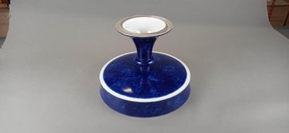 SEVRES

Coupe en porcelaine bleue poudrée.

Datée...
