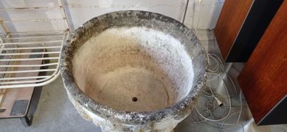 Vasque sur piédouche en pierre reconstituée.

Décor...