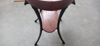 Table de salon en acajou et placage d'acajou.

Pose...