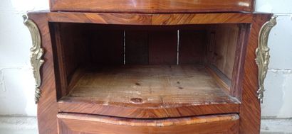 Petite commode d'entre-deux, galbée en façade,...