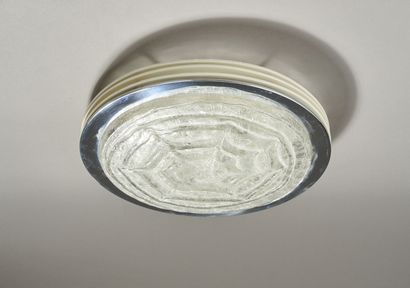 Plafonnier de forme circulaire.

Vasque en...
