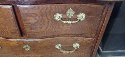 Commode en chêne à façade en arbalète.

Ouvre...