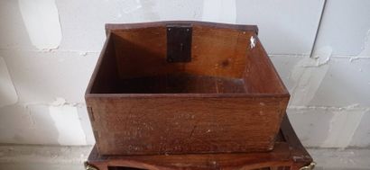 Petite commode d'entre-deux, galbée en façade,...