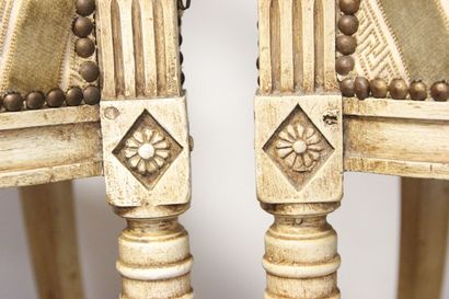 Paire de fauteuils en bois réchampi à décor...