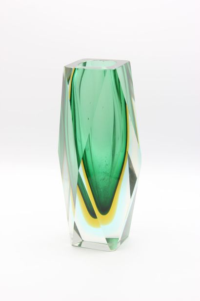 MURANO,

Vase de forme tronconique à facettes...