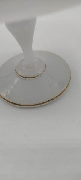 Paire de baguiers en opaline blanche de forme...