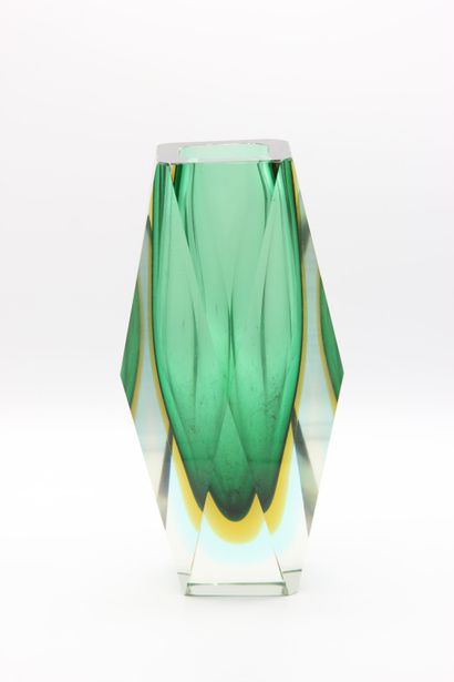 MURANO,

Vase de forme tronconique à facettes...