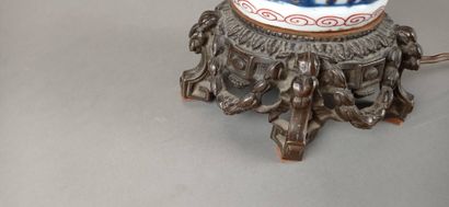 IMARI

Potiche couverte en porcelaine polychrome,...