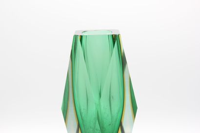 MURANO,

Vase de forme tronconique à facettes...