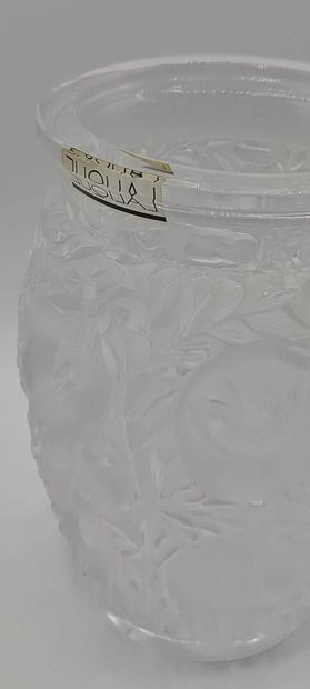 LALIQUE, France. 

Vase en cristal moulé-pressé.

Décor...