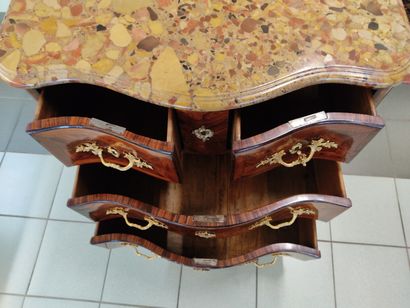 Commode à beau galbe en façade en placage...