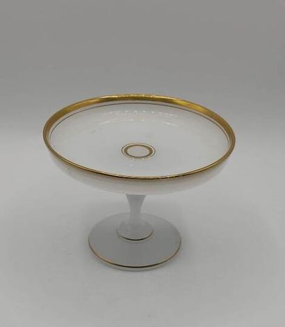 Paire de baguiers en opaline blanche de forme...