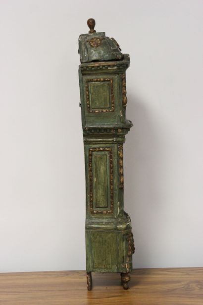 Curieux porte-montre en bois rechampi.

Il...